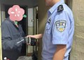 老人行动不便 东莱民警背其回家